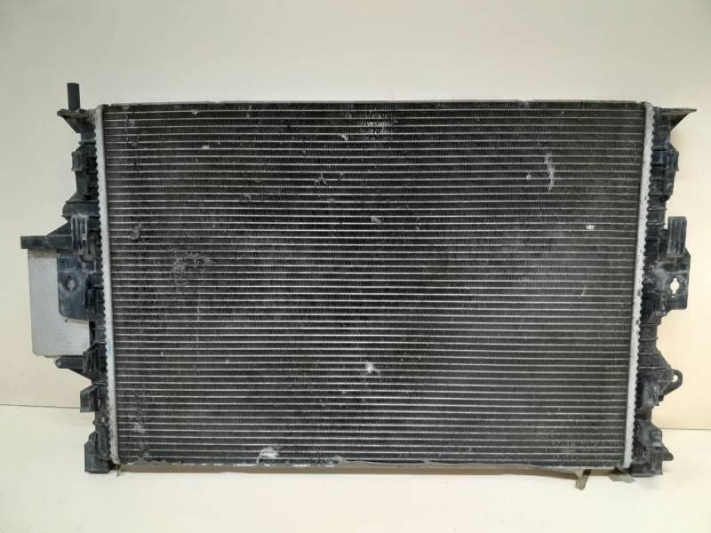 Радиатор охлаждения двигателя Volvo V40 2012-2019