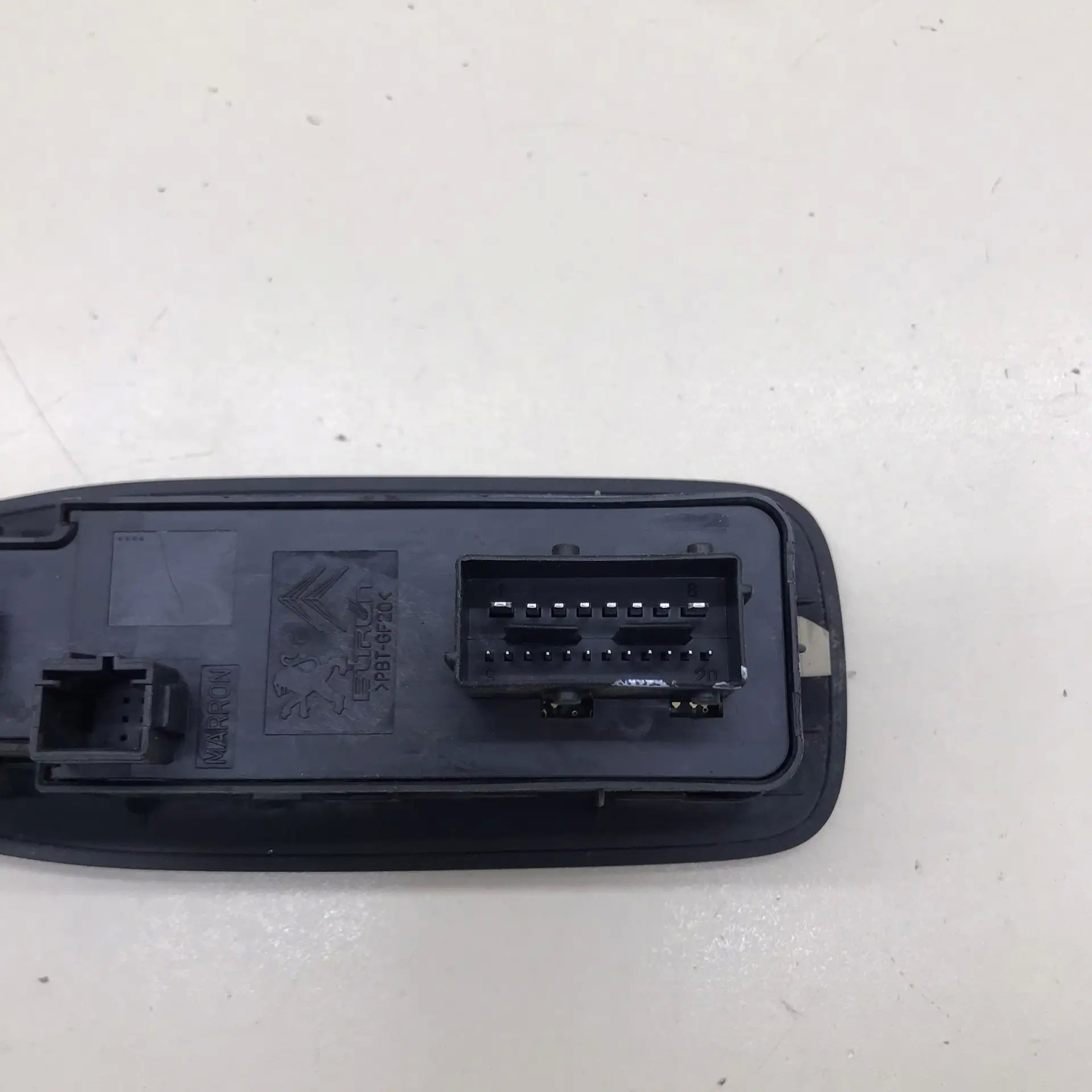 Блок управления стеклоподъемниками Peugeot 208 2012>