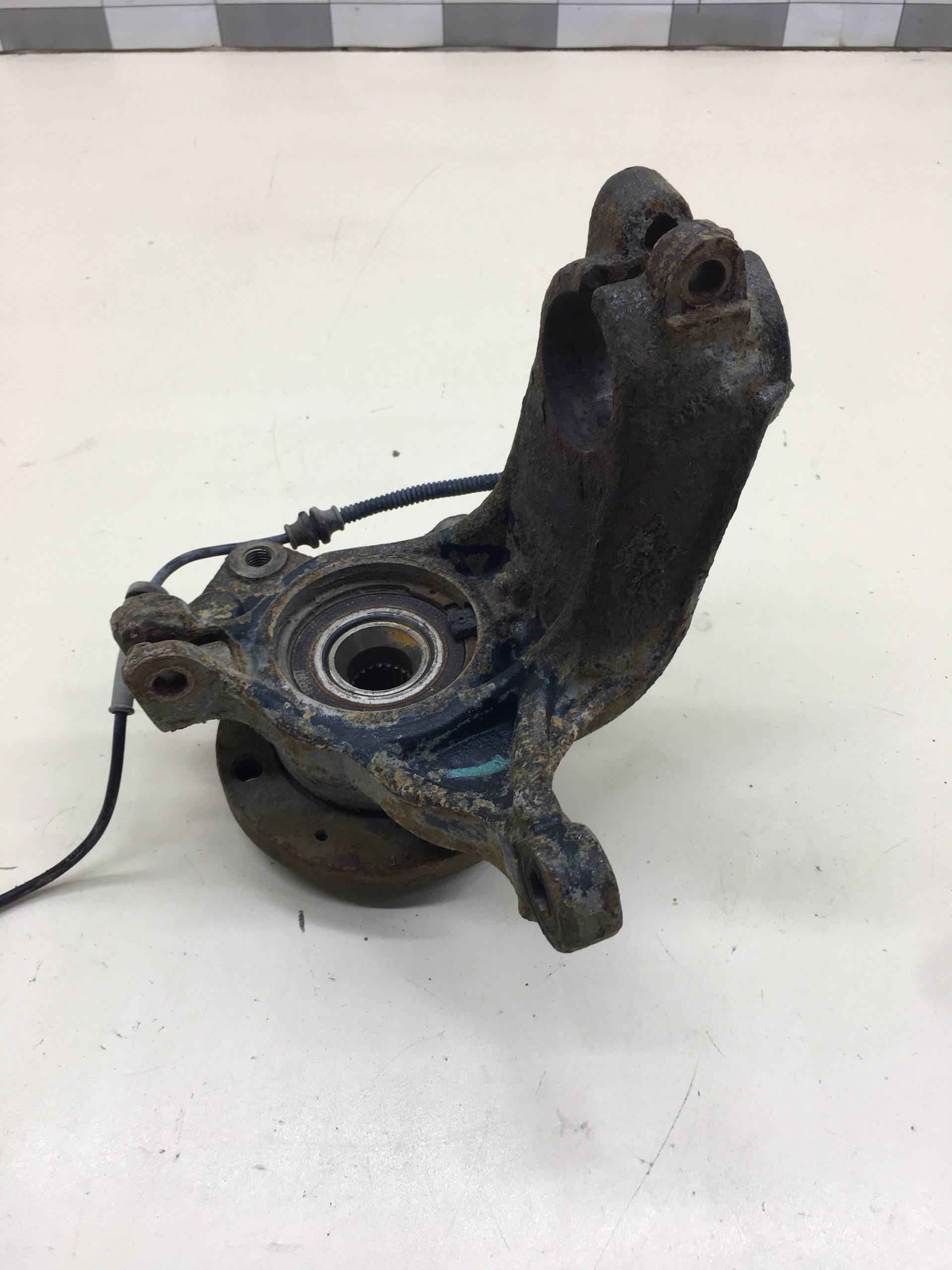 Кулак поворотный передний правый Peugeot 208 2012>