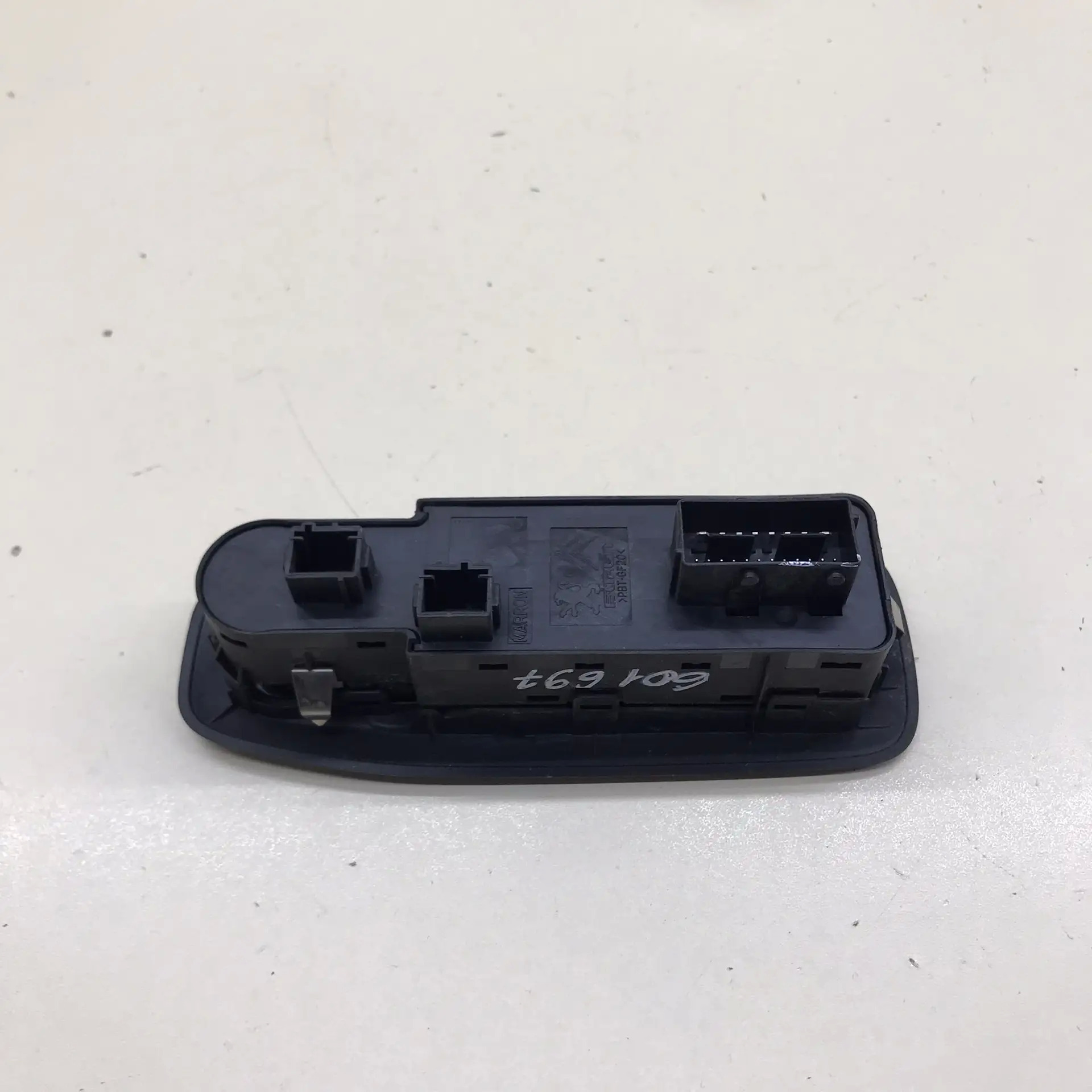 Блок управления стеклоподъемниками Peugeot 208 2012>