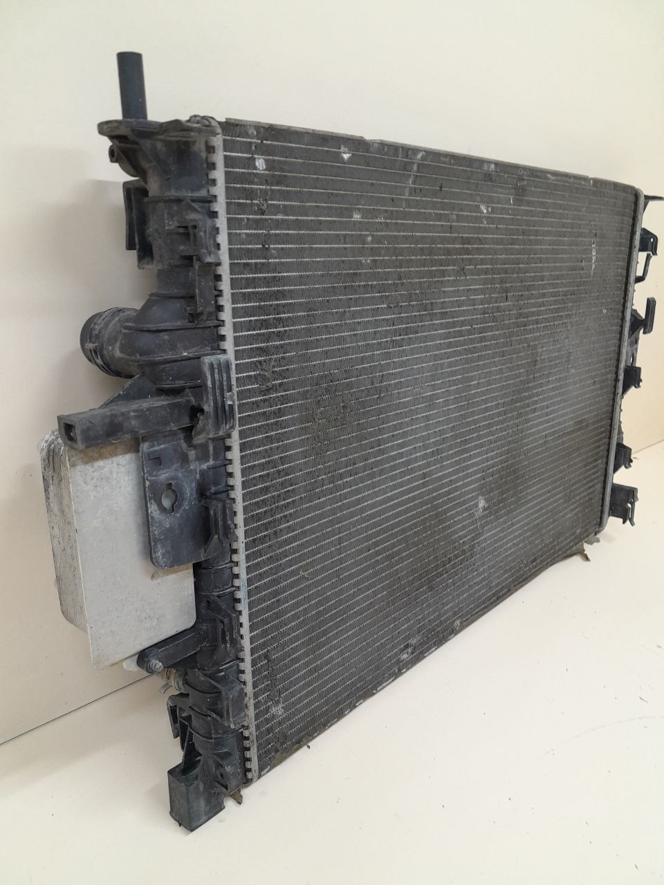 Радиатор охлаждения двигателя Volvo V40 2012-2019