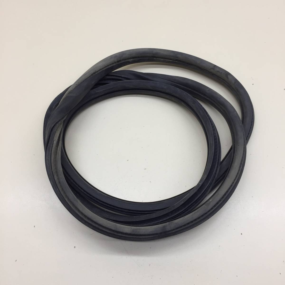 Уплотнитель проема двери передней правой Peugeot 208 2012>