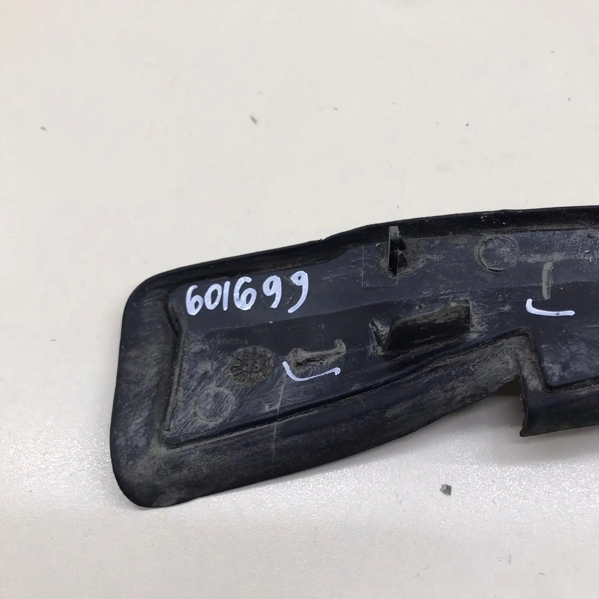 Решетка стеклооч. (планка под лобовое стекло, жабо) Peugeot 208 2012>