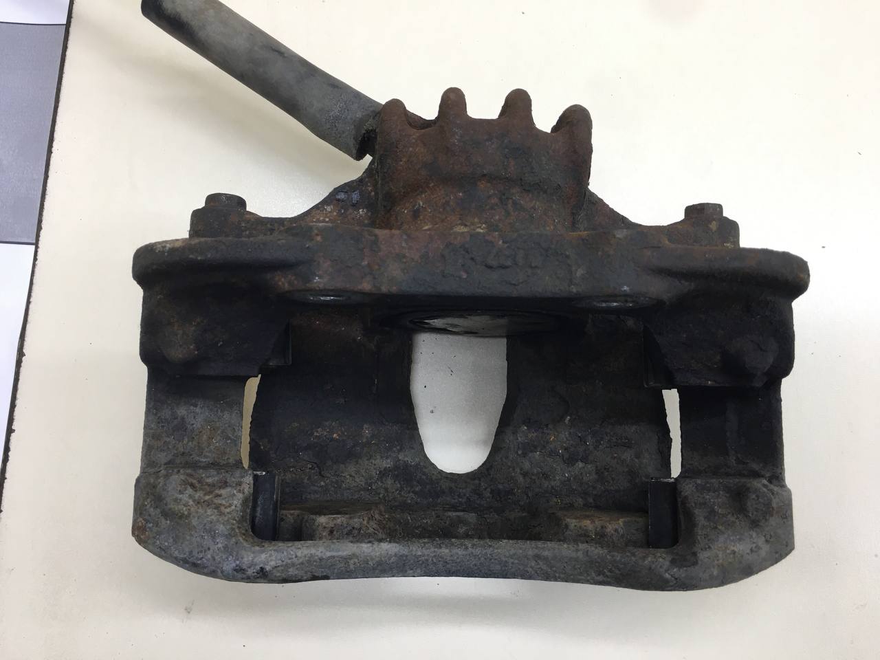 Суппорт передний левый Peugeot 308 2007>