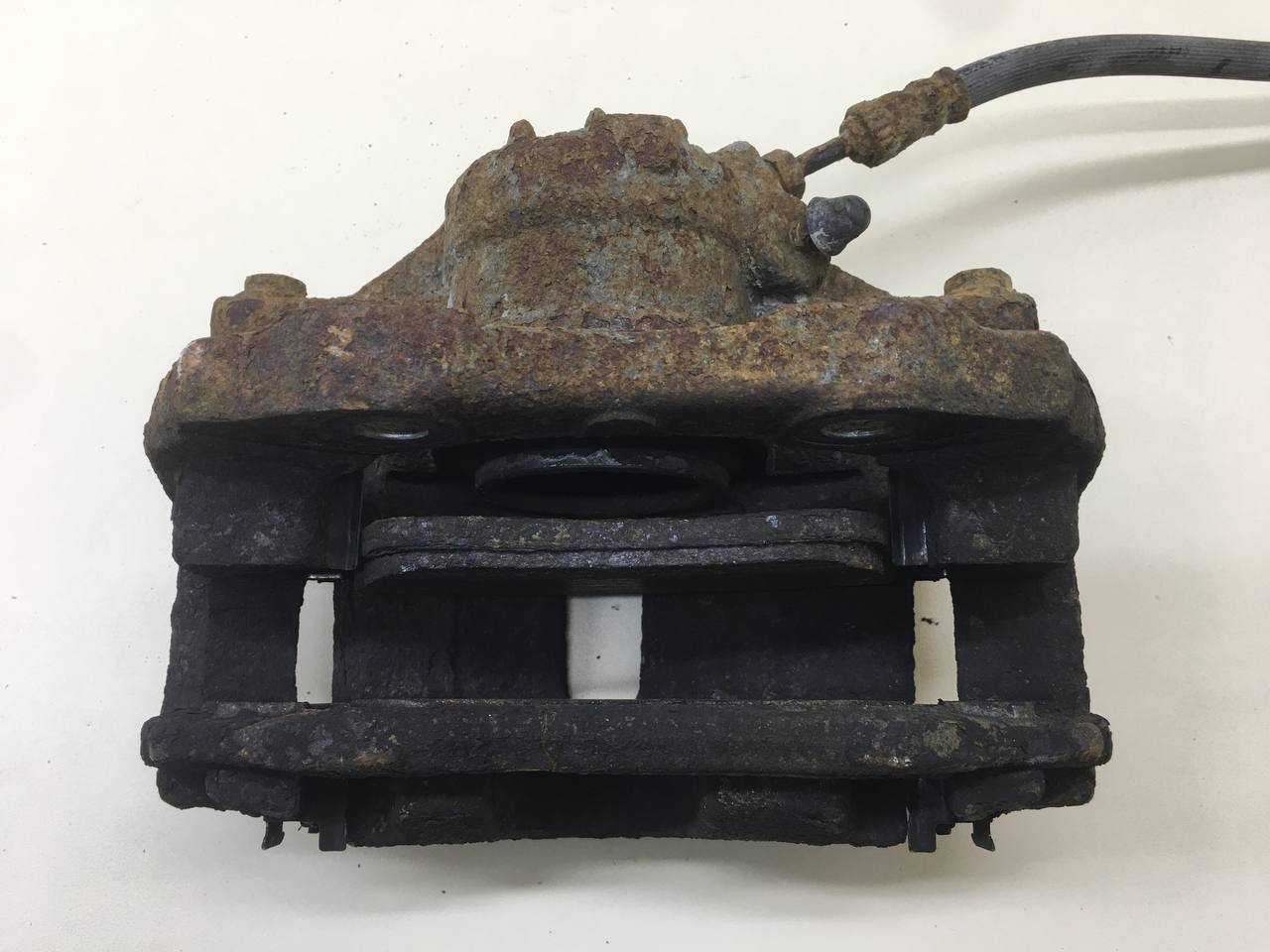 Суппорт передний правый Peugeot 207 2006-2013