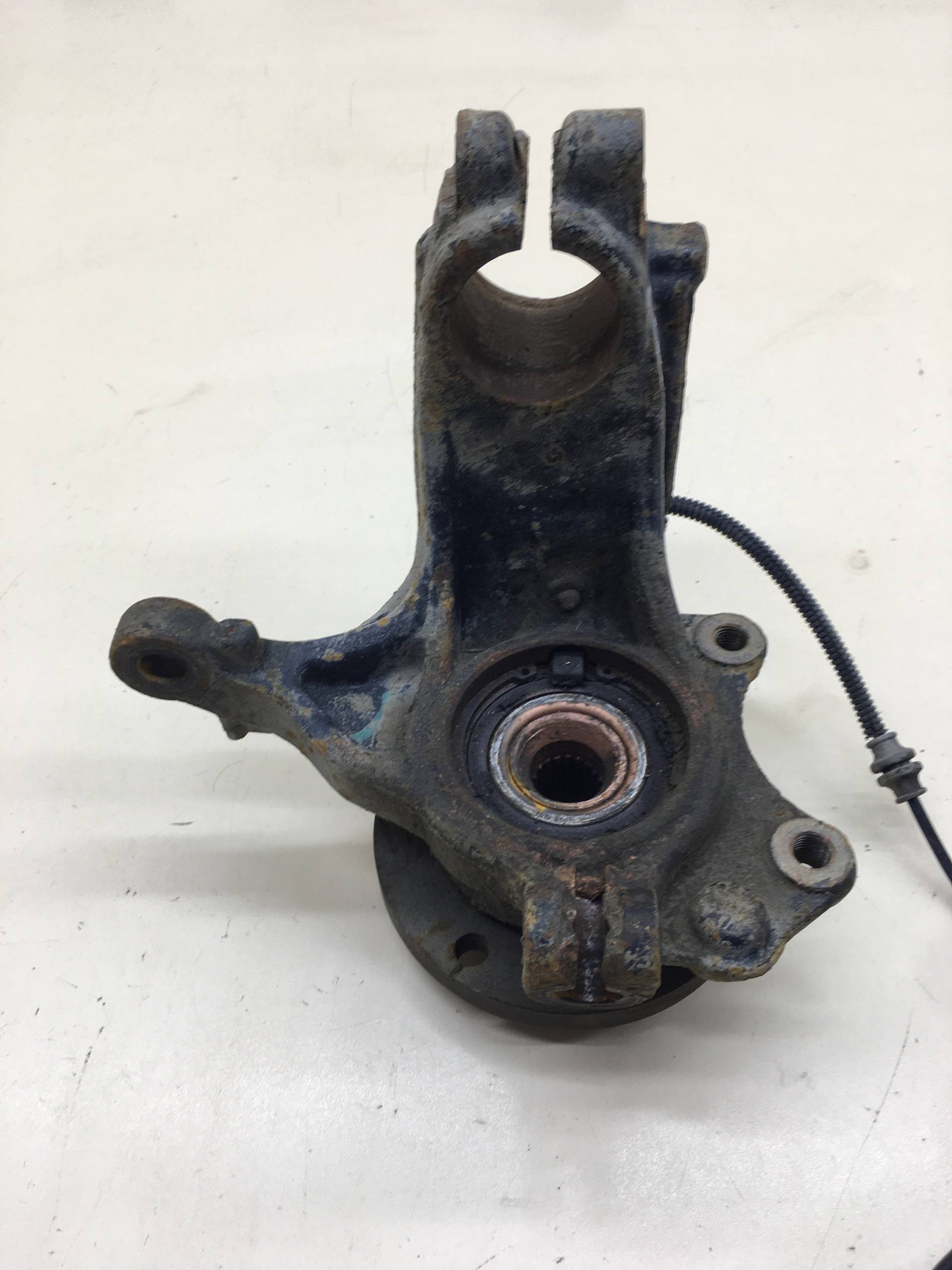 Кулак поворотный передний левый Peugeot 208 2012>