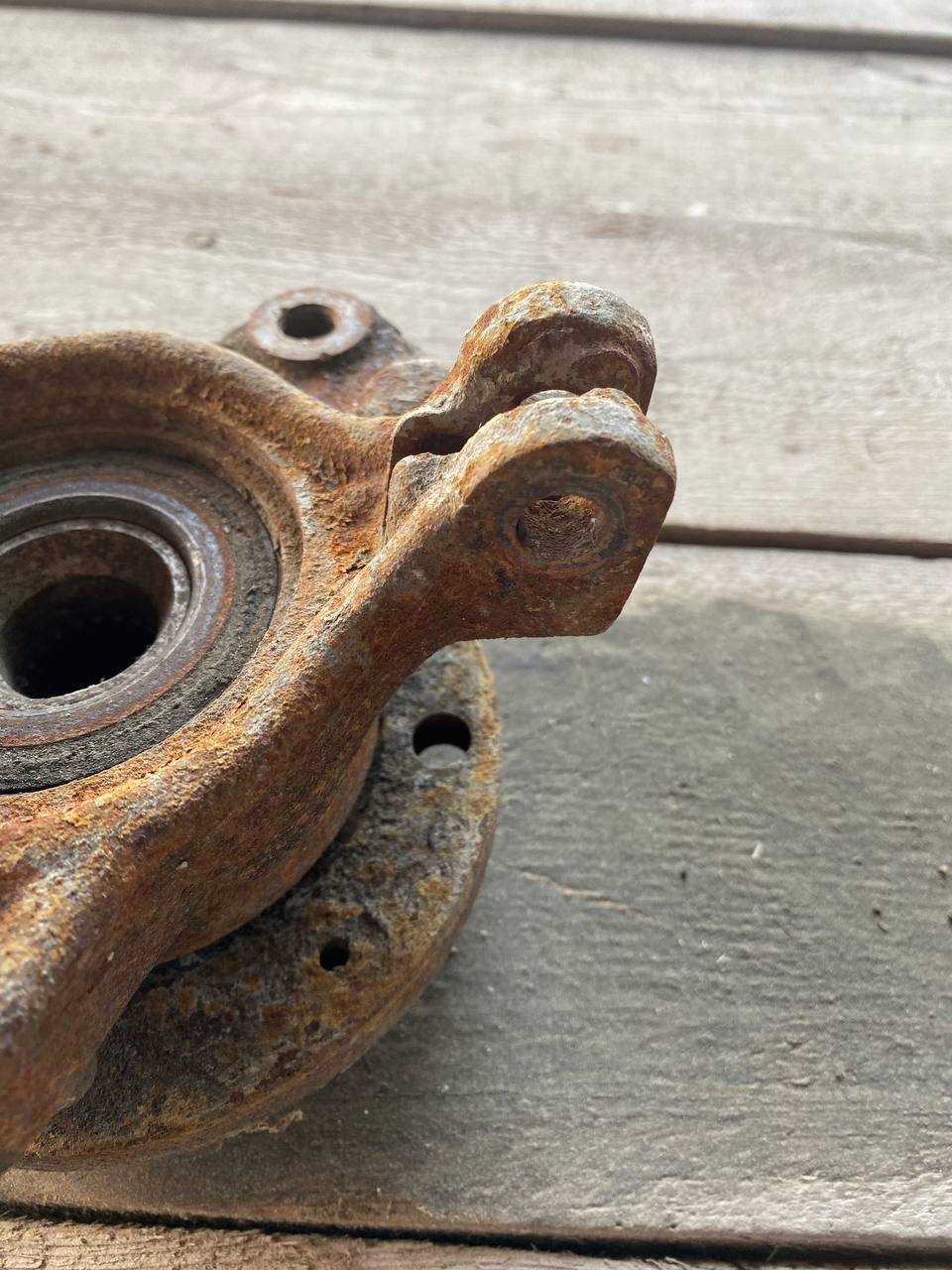 Кулак поворотный передний левый Peugeot 207 2006-2013